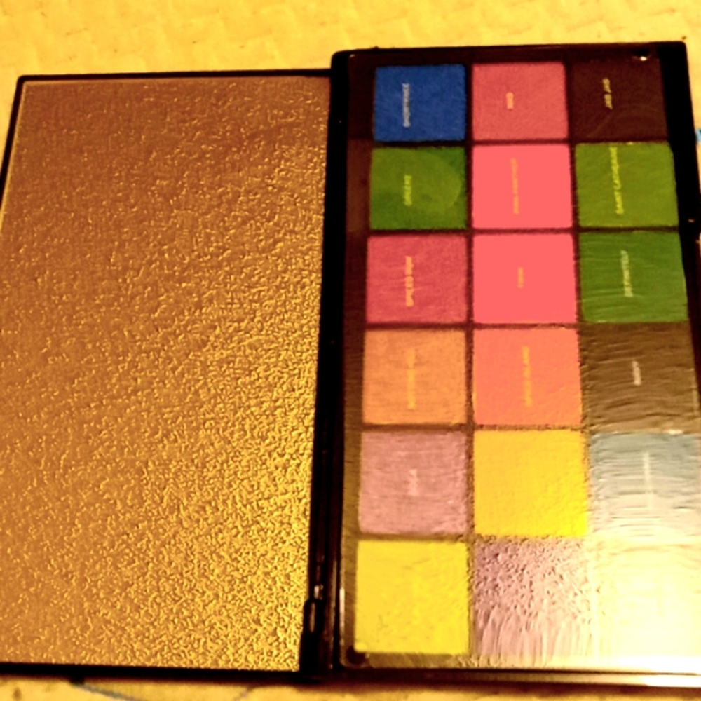 A Tammix REVOLUTION makeup palette